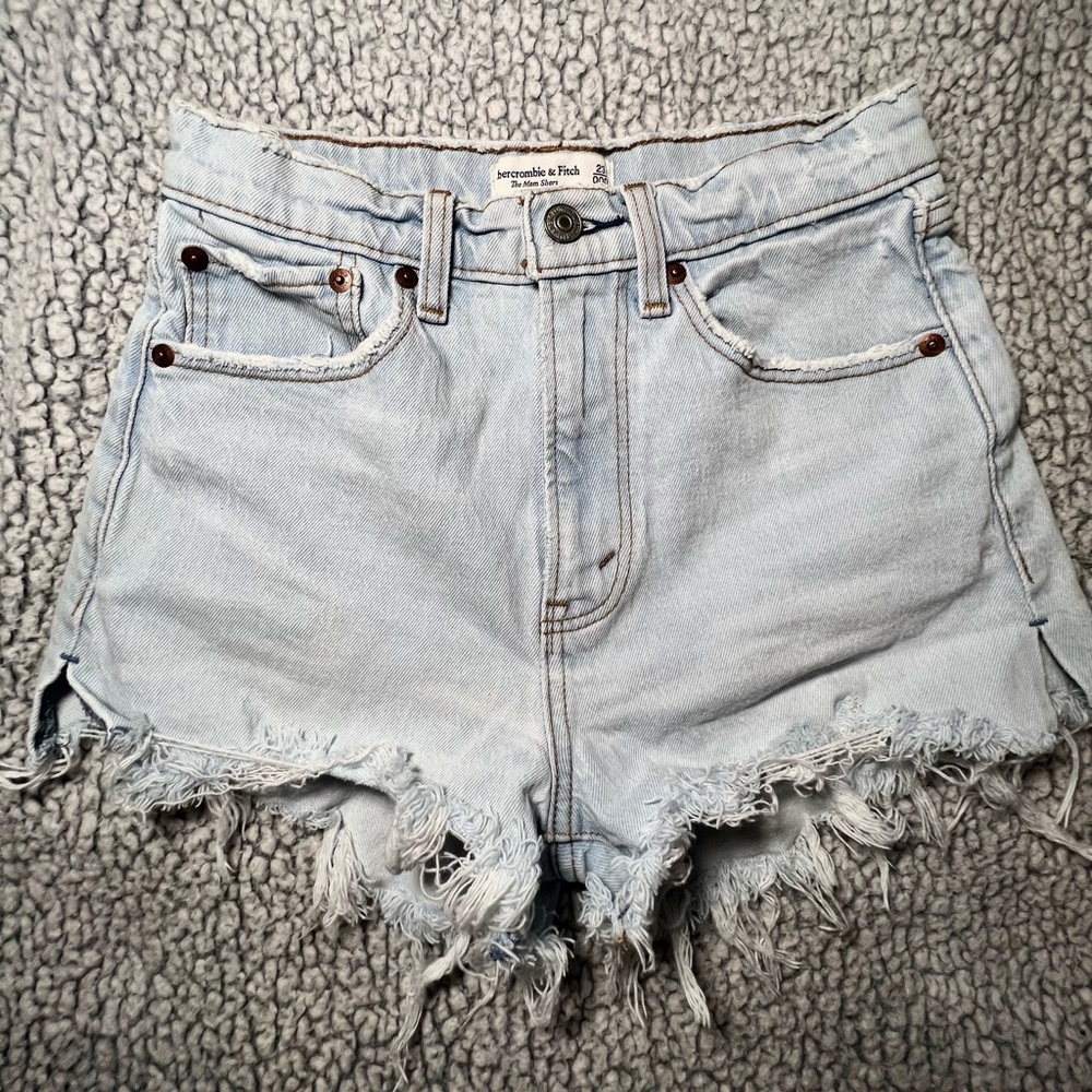 Abercrombie & Fitch Light Wash The Mom Short High Rise